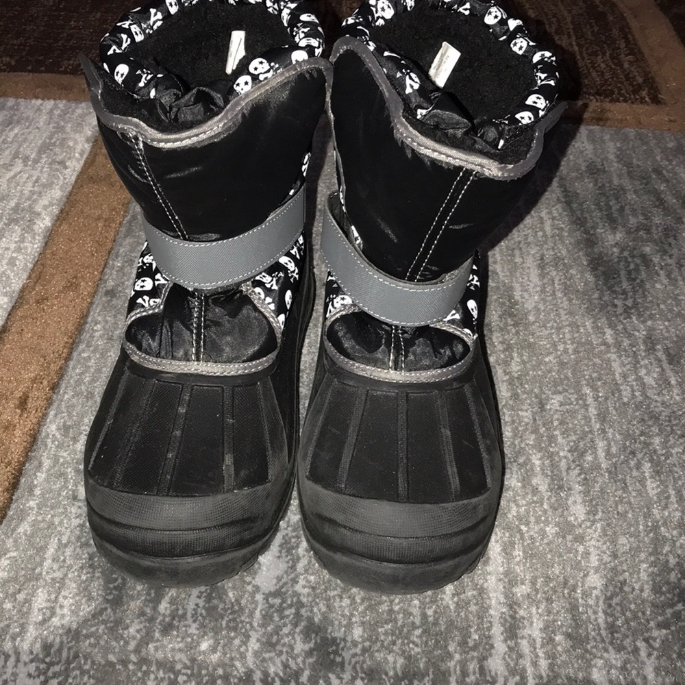 Athletech boy skull pattern boot , size 6 medium